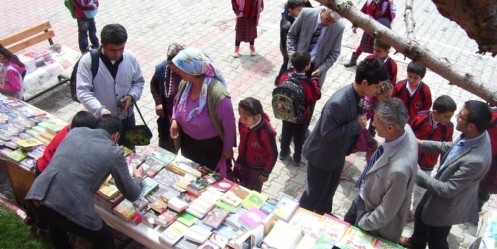 Atatürk İlkokulunda Kitap Fuarı