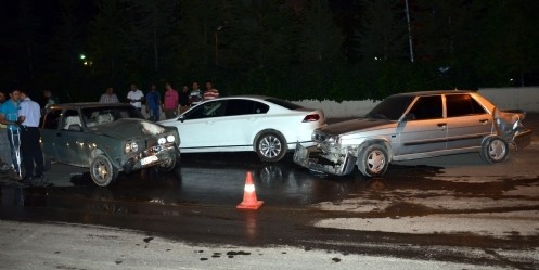 Polisin ``dur`` ihtarına uymayan sürücü kaza yaptı, 4 yaralı 