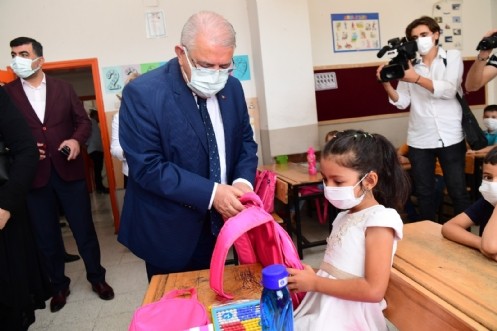 Başkan Mahçiçek, 1. Sınıf Öğrencilerine Çanta ve Kırtasiye Seti Hediye Etti