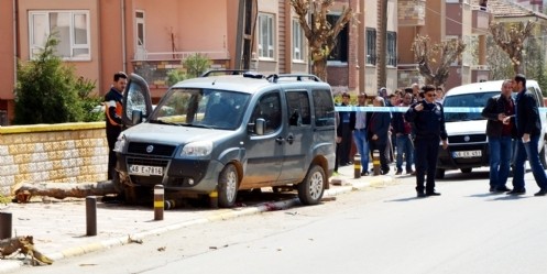 Seyir halindeki otomobil kurşunlandı; 1 ölü 3 yaralı