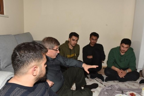 Davutoğlu, İftarda Öğrenci Evine Misafir Oldu