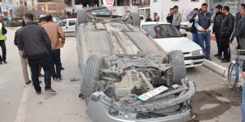 Takla atan otomobilin sürücüsü yara almadan kurtuldu