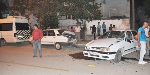 Önce duvara, ardından araçlara çarptı