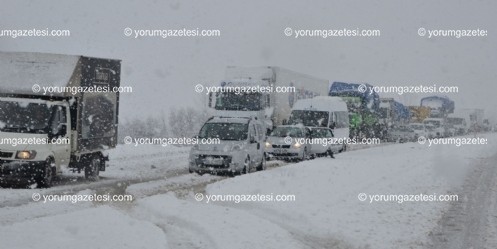 Göksun Karayolu`nda kar yağışı ulaşımı olumsuz etkiliyor