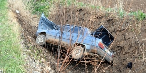 Elbistan`da otomobil, sulama kanalına düştü 