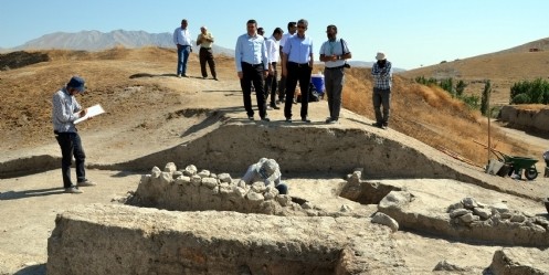 Kaymakam Akkoyun, kazı alanında incelemede bulundu 