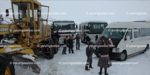 Kar köy yollarını kapattı