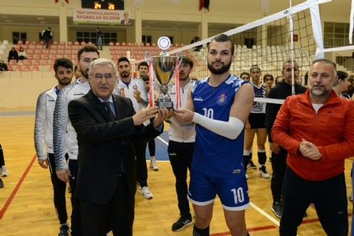 KSÜ Üniversitesi Ev Sahipliğinde Gerçekleştirilen TÜSF Üniversiteler Voleybol 2. Lig Kadın-Erkek Grup Birinciliği Müsabakalarında Dereceye Giren Takımlara Kupaları Törenle Verildi
