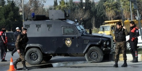 Zırhlı araçla otomobil çarpıştı; 3 yaralı

