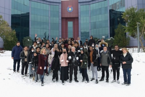 KSÜ Öğrencileri Sınav Döneminin Yorgunluğunu Kartopu Oynayarak Attı 