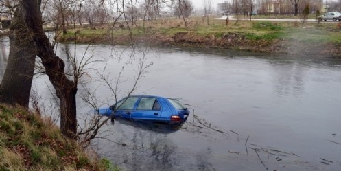 Virajı alamayan otomobil Ceyhan Nehri