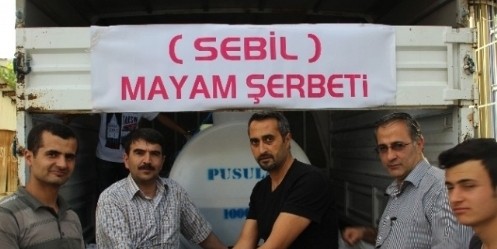 Her Ramazan`da Meyan Şerbeti Dağıtıyor