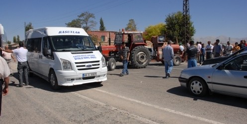 Köylüler yol kesip eylem yaptı