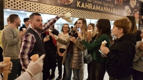 Avrupalı öğrencilere dondurma şov!