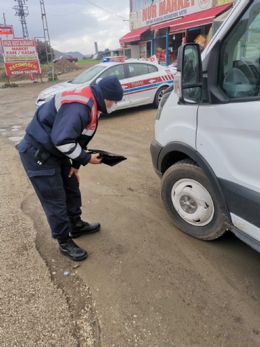 Jandarma Kış Lastiği ve Önemi Konusunda Sürücüleri Bilgilendirdi.