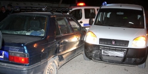 Şüpheli sürücü polis aracına çarptı 