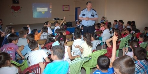 Polis, çocuklara trafik kurallarını anlattı 