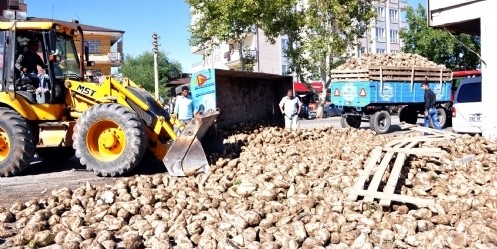 Yola dökülen pancar ulaşımı aksattı