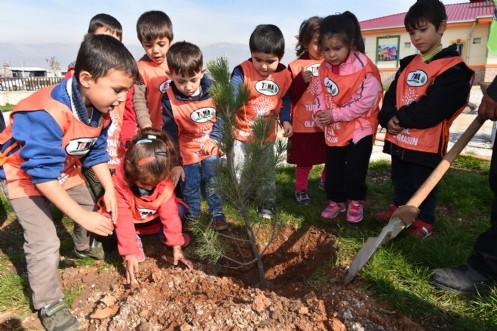 Minik Eller Fidanları Toprakla Buluşturdu