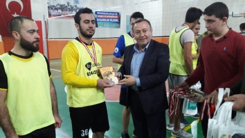 Voleybolda Şampiyon: Necip Fazıl Halk Kütüphanesi
