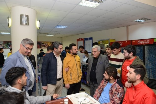 KSÜ Yönetimi Ramazan`da Öğrenci Sofralarına Misafir Oluyor; Rektör Can KYK Yurdunda Kalan Öğrencilerle Sahur Yaptı
