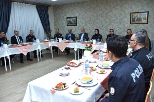 Vali Coşkun, Kahraman Polislerimizle İftarda Bir Araya Geldi. 