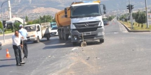 Kırmızı Işıkta Duran Otomobile Tır Çarptı; 3 Yaralı