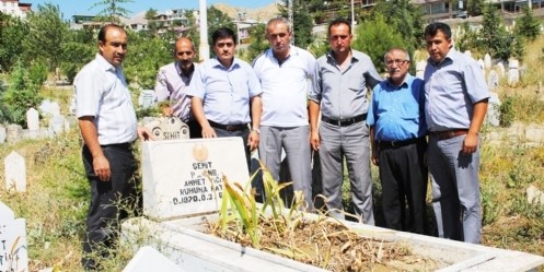 Şehit düşen arkadaşlarının kabri başında 22 yıl sonra buluştular