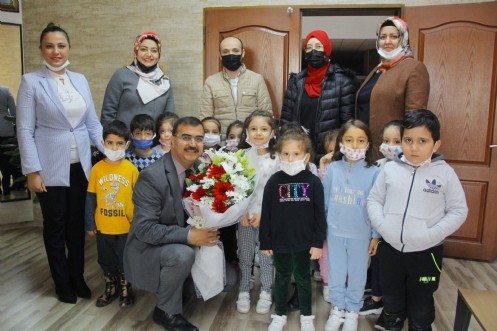 Kahramanmaraş Anaokulu Öğrencileri İl Müdürü Kahraman`ın Öğretmenler Günü`nü Kutladı
