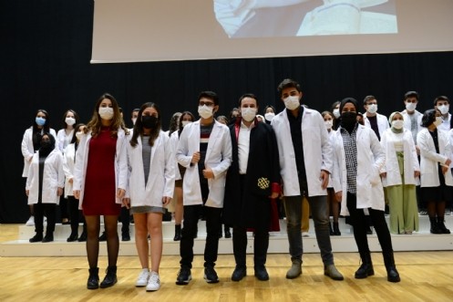 Diş Hekimi Adayları Beyaz Önlüklerini Törenle Giydi