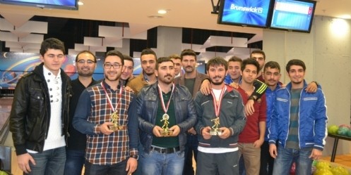 Üniversiteliler bowling turnuvasında 