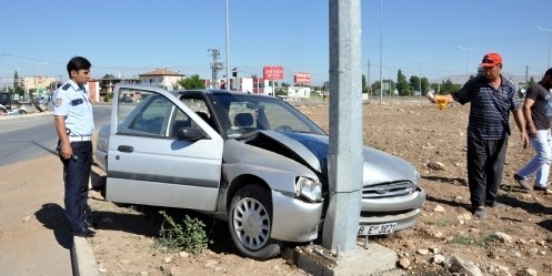 Otomobil Direğe Çarptı; 1 Yaralı
