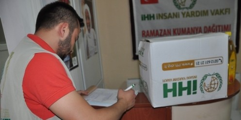 İHH`dan 700 aileye gıda yardımı