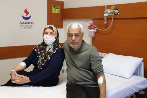 Organ Nakli Merkezi Hekimi Doç. Dr. Yüksel; ``Hanım Akıncı, Eşine Önce Teşhis Koydu, Sonra Böbreğini Vererek Tedavisine Vesile Oldu``