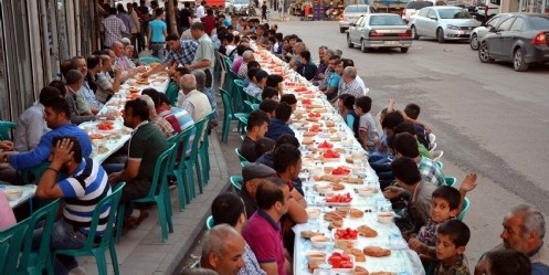 Kaldırımda iftar