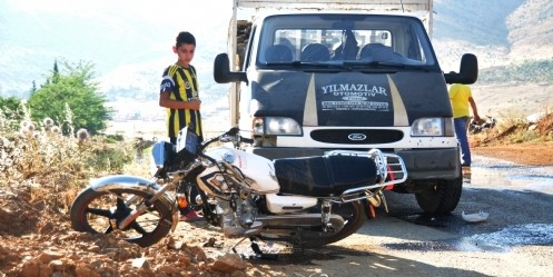Kamyonet ile motosiklet çarpıştı, 2 ölü