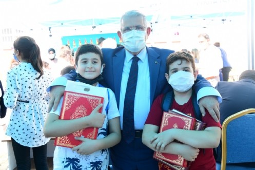 Onikişubat Belediyesi`nden Öğrencilere Hediye Kuran-ı Kerim