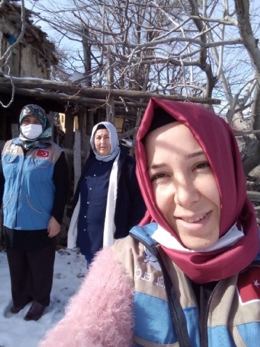 Soğuk Kış Gününü Gıda Kolileriyle Isıttılar