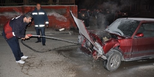Kaza Yapan Otomobil Alev Aldı 