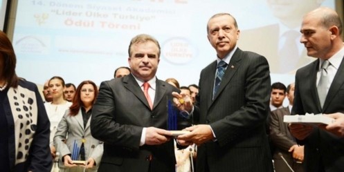 Kahramanmaraşlı Ali Yakar Plaketini Başbakan