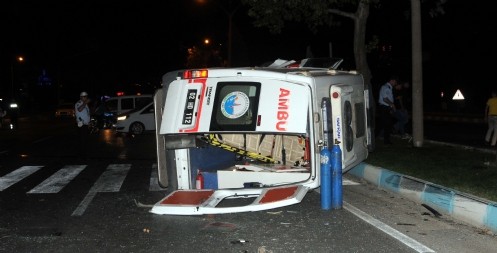 Ambulans ile otomobil çarıştı, 1 ölü, 5 yaralı