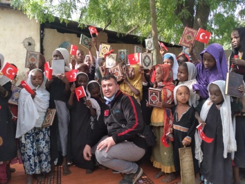 Yetim Gülerse Dünya Güler