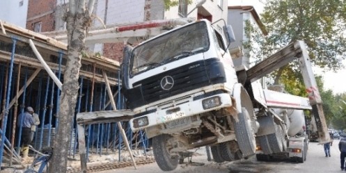 Beton Pompası İnşaatın Üzerinde Devrildi