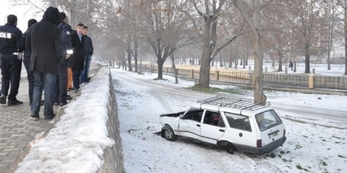 Duvardan uçtukları otomobili bırakıp kaçtılar

