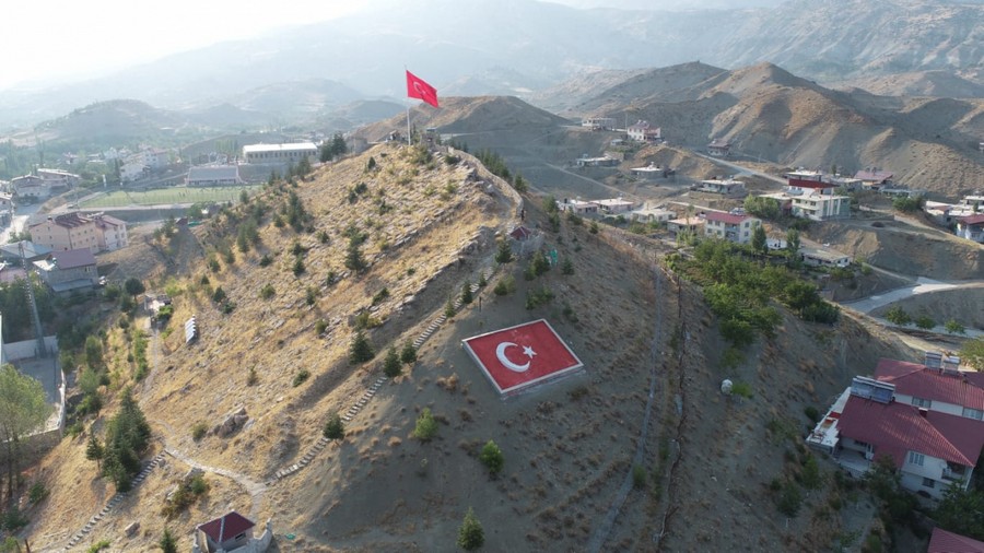 Çağlayancerit Kaymakamlığı Tarafından İlçeye Dev Türk Bayrağı Dikildi