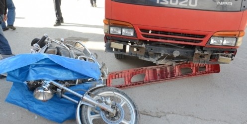 Motosiklet kamyona çarptı; 2 yaralı