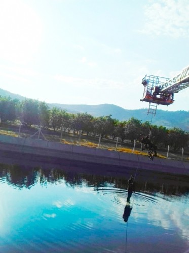 Sulama kanalına düşen sürücü kurtarıldı