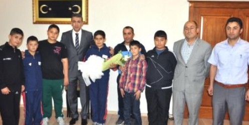 Dereceye Giren Sporculardan Kaymakam Akkoyun`a Ziyaret
