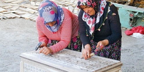 Oyma ustası eltiler, ağaca şekil veriyor