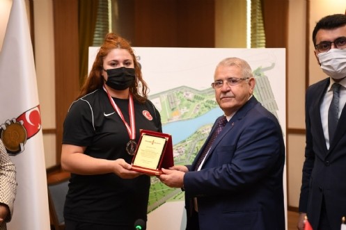 Avrupa Halter Şampiyonuna Bir Ödül De Başkan Mahçiçek`ten